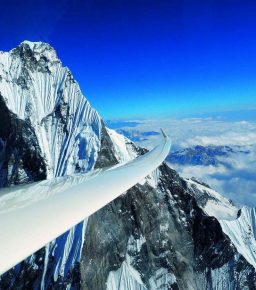 Szybowiec ASH-25-MI Sebastiana Kawy nad Himalajami - fot. Sebastian Kawa