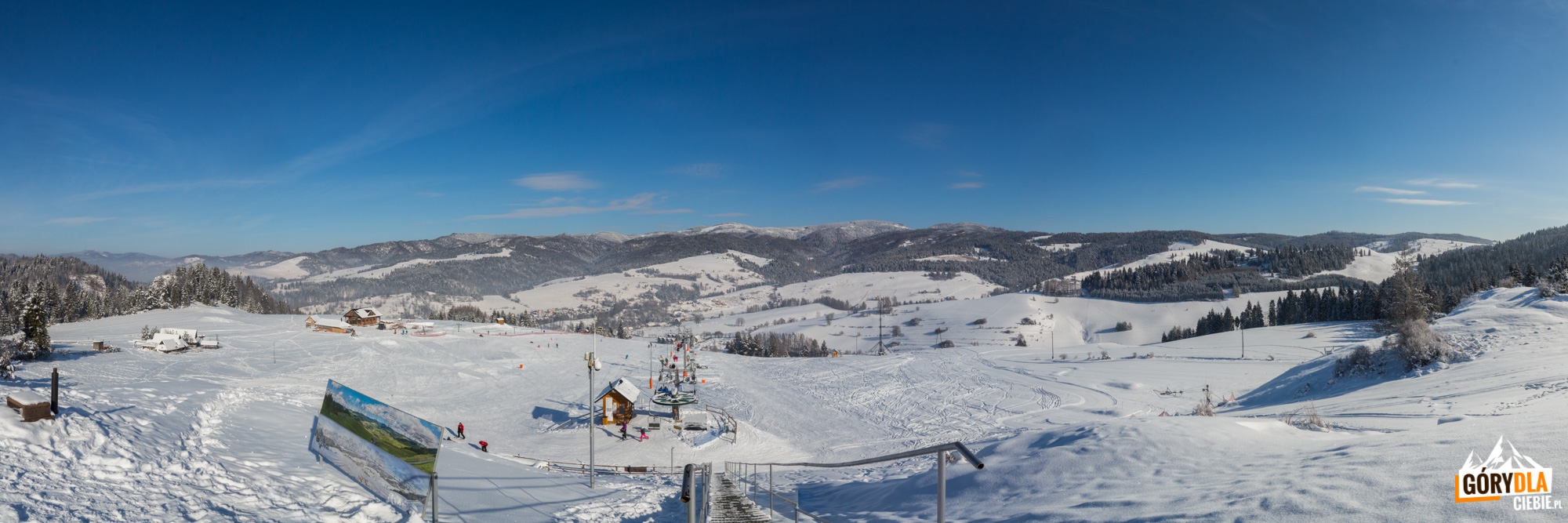 Panorama z tarasu widokowego nad górną stacją Areny Narciarskiej Jaworki