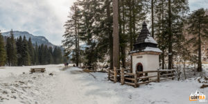 Na początku kolejnej polany Stare Kościeliska stoi Kapliczka Zbójnicka