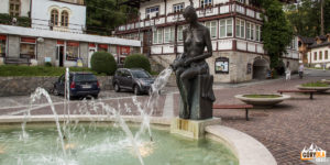 Fontanna z rzeźbą z brązu „Kobieta z dzbanem” na Placu Dietla