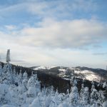 Schodząc na Rozstaje u Anuli zobaczymy ładne widoki w kierunku północnym - na Potrójną, dolinę Rzyk Praciaki