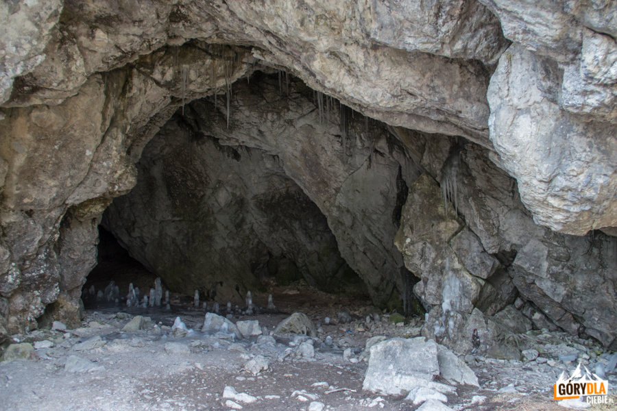 Lodowe stalagmity w Jaskini Obłazkowej