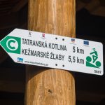 Drogowskazy przy Schronisku pod Szarotką (słow. chata Plesnivec) 1290 m