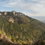 Widoki na na Skalne Wrota, Kozi Grzbiet, i Dolinę do Siedmiu Źródeł ze ścieżki zielonego szlaku do Białego Jeziora (słow. Veľké Biele pleso)