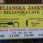 Drogowskaz do Jaskini Bielskiej w Tatrzańskiej Kotlinie