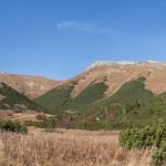 Dolina Przednich Koperszadów (słow. Predné Meďodoly) - (od lewej) Jagnięcy Szczyt (2230 m) i grań Tatr Bielskich – Bielańska Kopa (1835 m), Szalony Wierch (Hlúpy vrch) (2061 m), Zadnie Jatki (2020 m), Pośrednie Jatki (1980 m) i Skrajne Jatki (2012 m)
