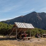 Wiata nad brzegiem Wielkiego Białego Stawu Kieżamarskiego (słow. Velké Biele pleso, 1610 m)