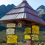 Drogowskazy nad brzegiem Wielkiego Białego Stawu Kieżamarskiego (słow. Velké Biele pleso, 1610 m)