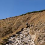 Podejście czerwonym szalkiem z Doliny Białych Stawów na Przełęcz pod Kopą (słow. Kopské sedlo, 1750 m)