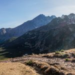 Dolina Białych Stawów na tle szczytów Tatr Wysokich od Kieżmarskiego Szczytu przez Kołowy Szczyt, aż po Jagnięcy Szczyt