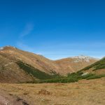 Widoki znad Przełęczy pod Kopa w kierunku północnym na grań Tatr Bielskich – od Murania , przez Nowy Wierch, Hawrań, Płaczliwą Skałę, Szalony Wierch i Zadnie Jatki. Tuż nad przełęczą po jej wschodniej stronie góruje Bielska Kopa ( 1836 m)