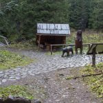 Wiaty i drewniane rzeźby niedźwiedzi w Dolinie Zadnich Koperszadów