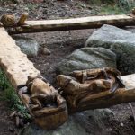 Pięknie wyrzeźbione ławki w Dolinie Zadnich Koperszadów powyżej Gałajdówki (lub Polana pod Muraniem)