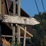 Drogowskaz na Niemcową przez osiedle Trześniowy Groń i "Chatkę pod Niemcową"