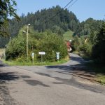 Główna droga przez Kosarzyska i skręt do osiedla Trześniowy Groń