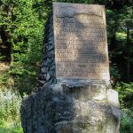 Tablica upamiętniająca Kurierów z okresu II Wojny Światowej przy drodze z Kosarzysk na Przełęcz Obidza