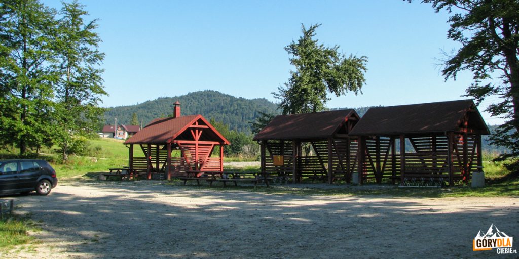 Drewniane wiaty i parking na Przełęczy Gromadzkiej (Obidza)