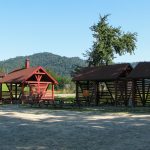 Drewniane wiaty i parking na Przełęczy Gromadzkiej (Obidza)