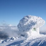 Fantazyjne śnieżne rzeźby na Górze Pięciu Kopców pod Pilskiem