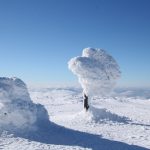 Fantazyjne śnieżne rzeźby na Górze Pięciu Kopców pod Pilskiem