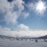 Przy dobrej pogodzie ze szczytu Pilska widoczne są Tatry, teraz za morzem chmur