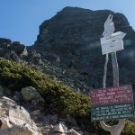 Tablice na Przełęczy Karb ostrzegające o trudnościach szlaku