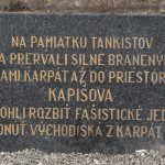 Tablica na monumencie na poczatku "Doliny Śmierci" przed Svidnikiem.