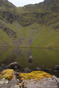 Jezioro Lough Cummeennapeasta, koło którego schodzimy z Cruach Mhór