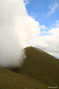 Od strony doliny Hags Glen zaczynają napływać mgły, które nad szczytem zawracają, nie zakrywając trasy