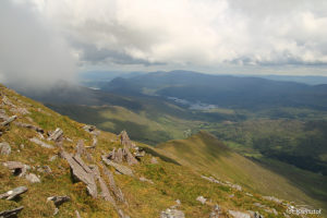 Widoki z grani pod Cnoc na Peiste, mgła jednak ograniczała panoramę, ale dodawała tajemniczości przechodzenia szlaku po raz pierwszy