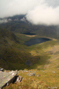Widoki z grani pod Cnoc na Peiste, mgła jednak ograniczała panoramę, ale dodawała tajemniczości przechodzenia szlaku po raz pierwszy