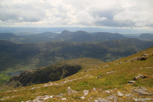 Widoki z grani pod Cnoc na Peiste, mgła jednak ograniczała panoramę, ale dodawała tajemniczości przechodzenia szlaku po raz pierwszy