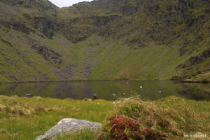 Jezioro Lough Cummeennapeasta, koło którego schodzimy z Cruach Mhór