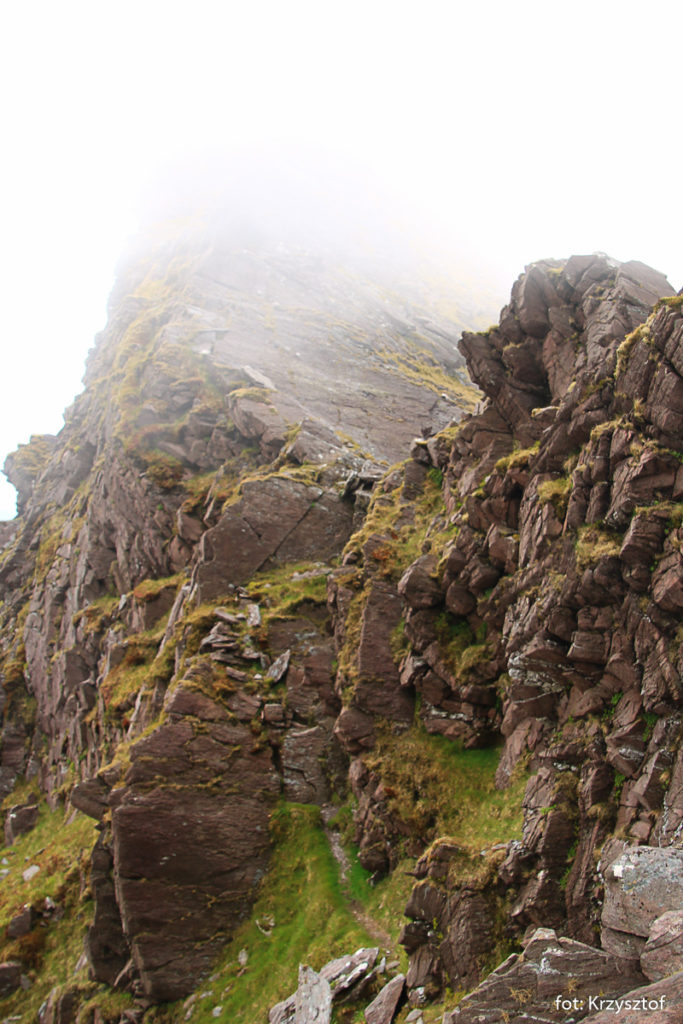 Skalista grań pomiędzy CnocnaPeiste, a CruachMhór nazywana jest Ostrze Noża (knife-edge)