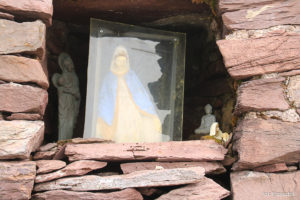 Figurki we wnęce kapliczki na szczycie Cruach Mhór