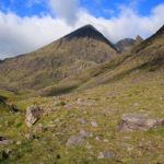 W drodze na Carrantouhill – szlak biegnie wzdłuż potoku (po lewej)