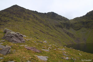Widok na zejście z Cruach Mhor znad jeziora Lough Cummeennapeasta