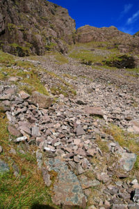 Podejście po rumoszu skalnym na "szlaku braci O'Shea" na Carrantuohill