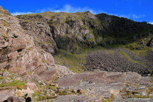 Widok z góry na kocioł z jeziorem Lough Cummeenoughter
