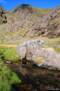 Wypływ wody z jeziora Lough Cummeenoughter pod Carrantuohill