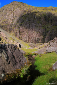 Wypływ wody z jeziora Lough Cummeenoughter pod Carrantuohill