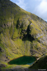 Widok na jezioro Lough Cummeenoughter z podejścia na szczyt Carrantouhill