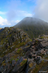 Droga granią na widoczny szczyt Beenkeragh