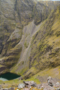 Ścieżka "szlaku braci O'Shea" znad jeziora Lough Cummeenoughter