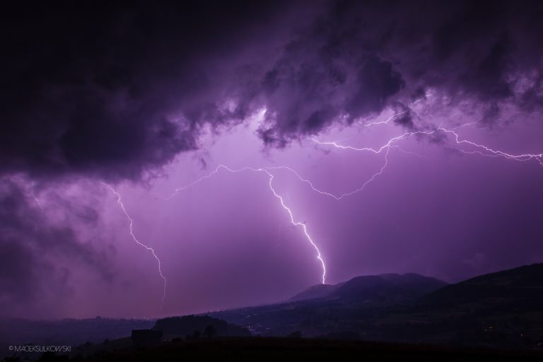 Burza w górach, jak jej unikać i co zrobić w trakcie burzy