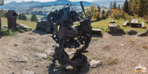Rzeźba "smoczycy" na Górze Wdżar