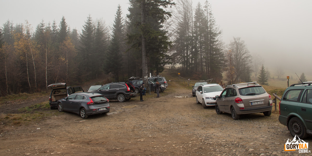 Nieformalny parking na Przełęczy Klekociny