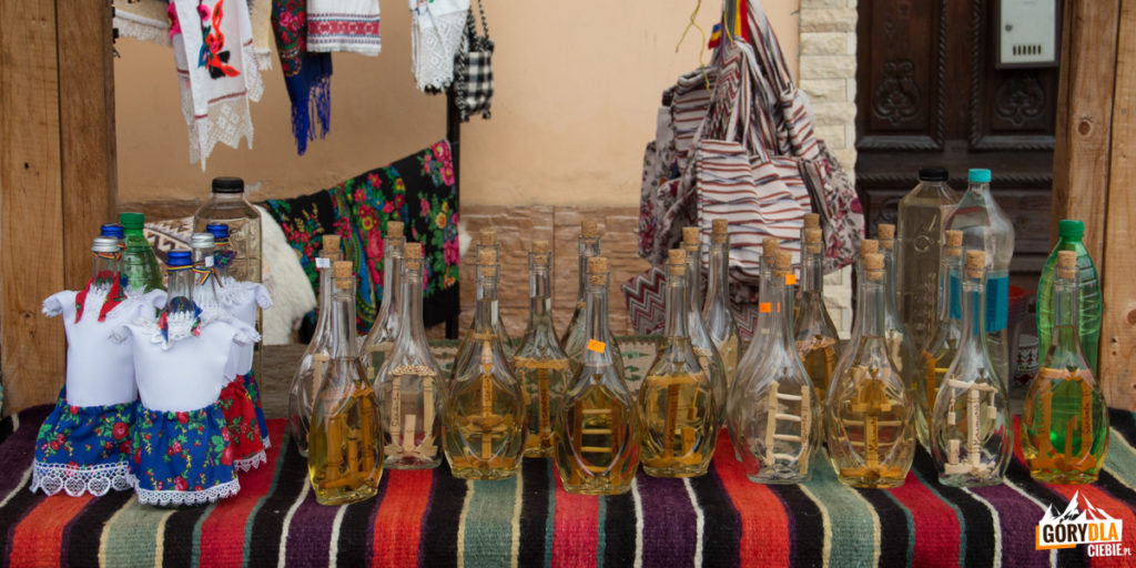Stragany w Sapanta z lokalnymi tradycyjnymi przedmiotami i wyrobami domowej roboty