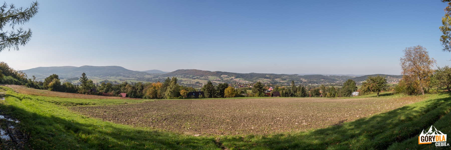 Panorama z drogi z Poznachowic Górnych na Przełęcz pod Grodziskiem