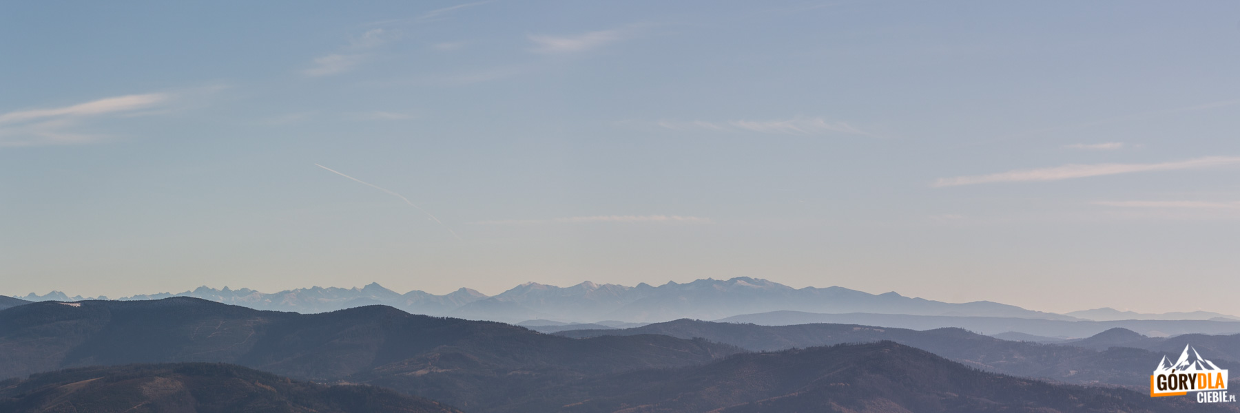 Tatrzańskie szczyty widziane z wieży na Baraniej Górze